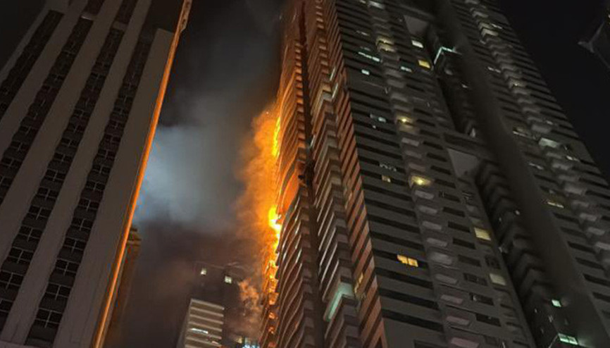 Dubaide korkutan yangın: 67 katlı gökdelenden dumanlar yükseldi