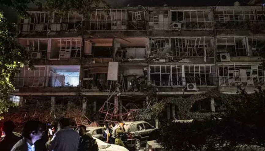 İran füzeleri sonrası İsrailin Bat Yam kentinde ağır hasar