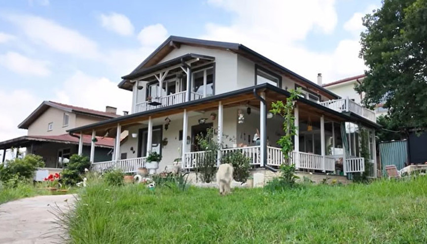 Ünlü oyuncu İstanbulu terk edip köyüne döndü... Artık sıfırdan inşa ettiği bu evde yaşıyor