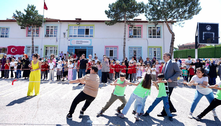 Bakan Tekin, öğrencilerle halat çekti