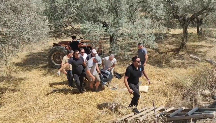 Devrilen traktörün altında kalan sürücü öldü