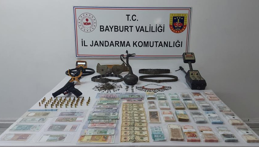 Bayburt merkezli 13 ilde kaçakçılık operasyonu: Tarihi eserler ve sahte paralar ele geçirildi Bayburt merkezli 13 ilde kaçakçılık operasyonu: Tarihi eserler ve sahte paralar ele geçirildi