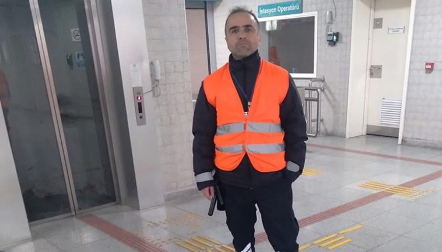 Trende sigara içtiği için kendisini uyaran güvenlik görevlisini öldürdü Trende sigara içtiği için kendisini uyaran güvenlik görevlisini öldürdü