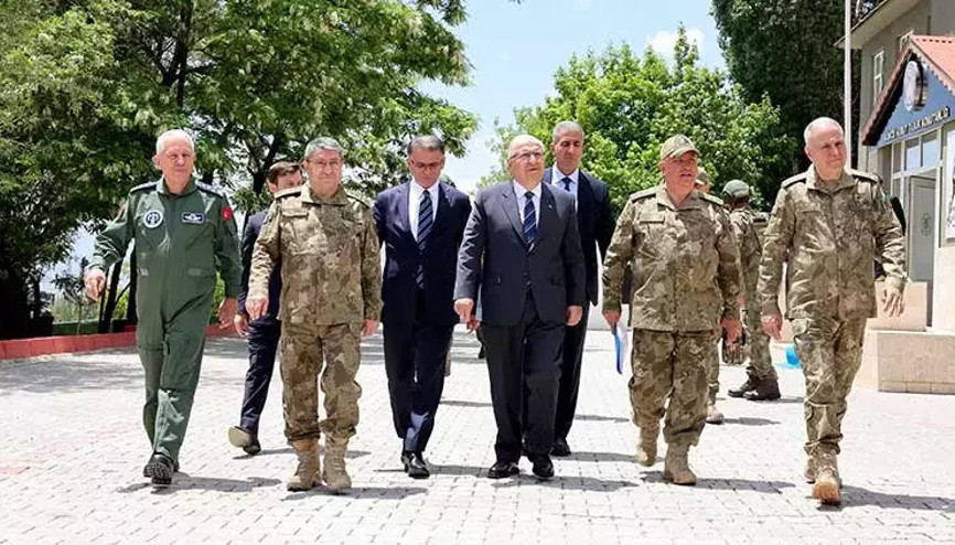 Milli Savunma Bakanı Güler, İran sınır hattında incelemelerde bulundu