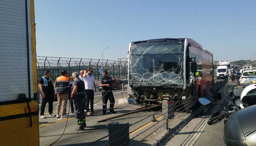 Son dakika... Haliç Köprüsünde kontrolden çıkan metrobüs bariyerlere çarptı: Ekipler sevk edildi