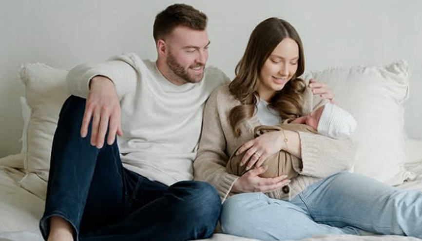 Ünlü şarkıcı kızını geçen yıl evlendirmişti... Düğünümüzde sen de bizimleydin İlk aile pozu