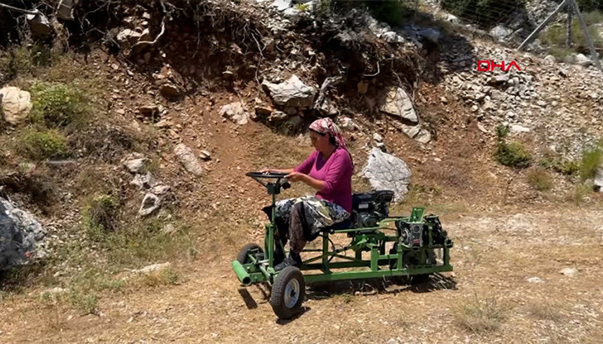 Anneleri için traktör yaptılar