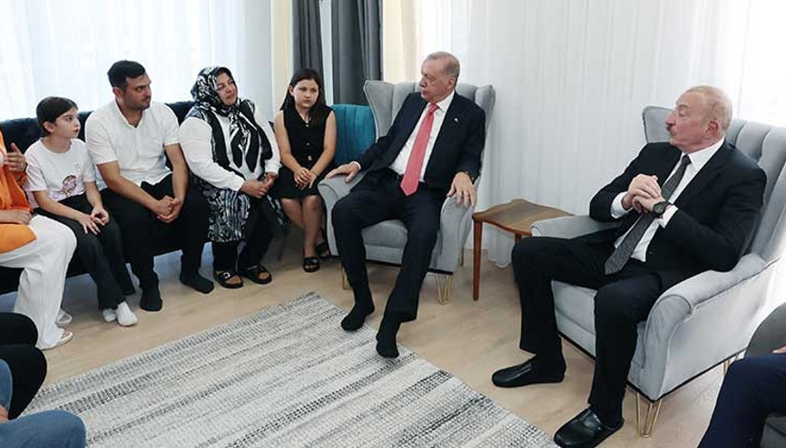 Erdoğan ve Aliyevden Kahramanmaraşta depremzede bir aileyi ziyaret