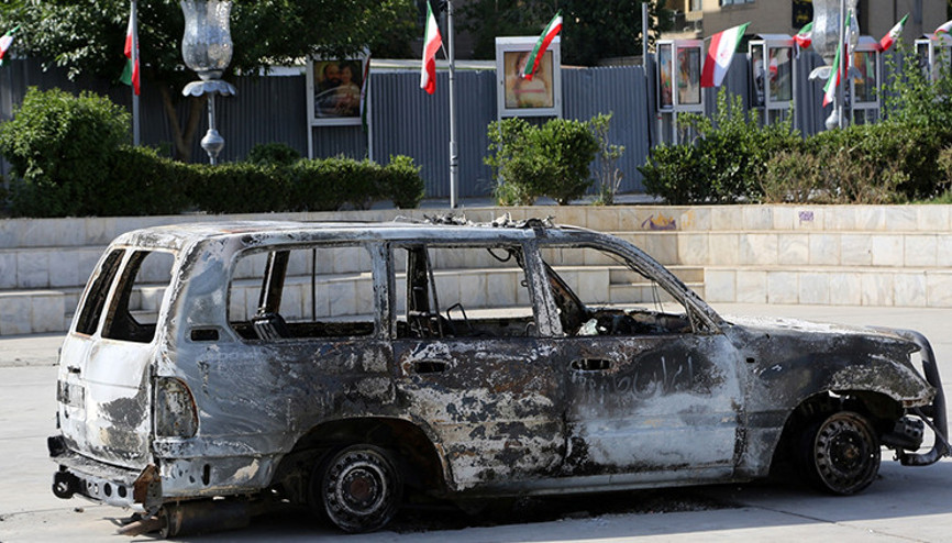 İsrail’in saldırısında hedef alınan ambulans Tahran’da sergileniyor