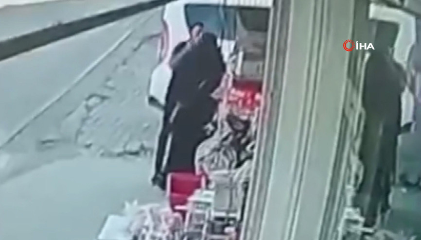 Boşanma aşamasındaki eşi tarafından sokak ortasında darp edildi