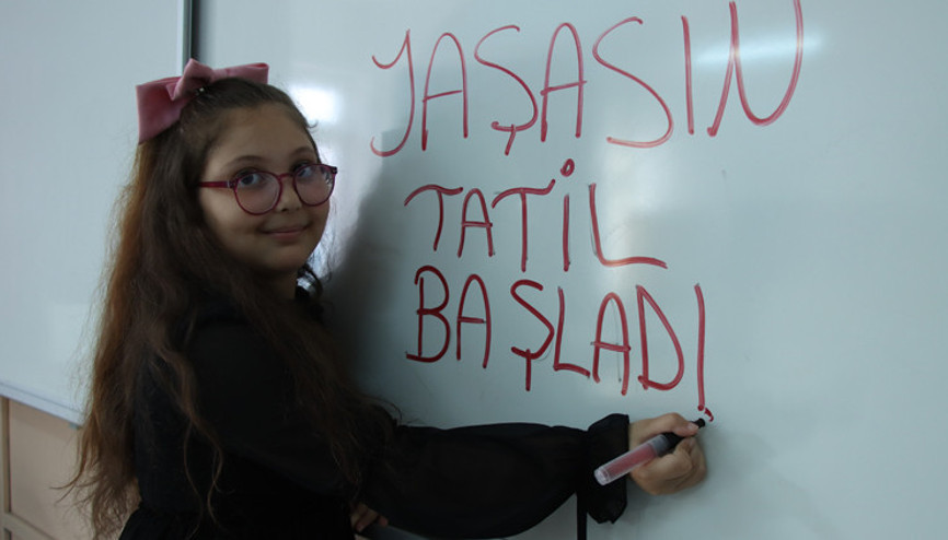 20 milyonu aşkın öğrenci için karne zili çaldı Okullarda yeniden zorunlu oluyor Yönetmelik değişti