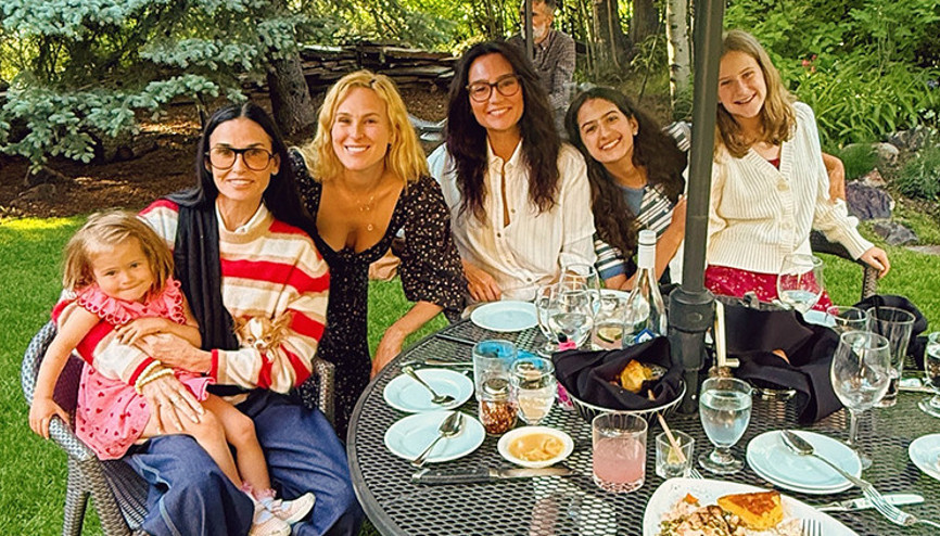 İkisinin kalbi de aynı adam için atıyor... Aralarında ne kıskançlık ne de kavga var... Acı bir haber onları dert ortağı yaptı...