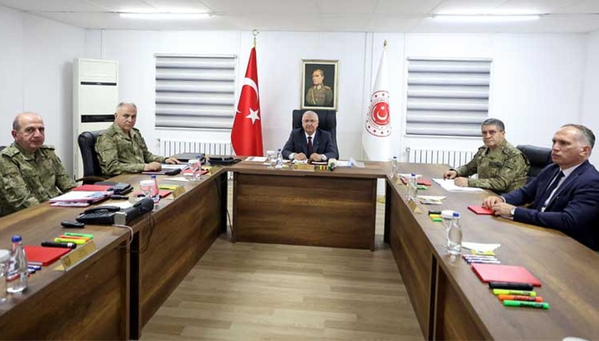 Bakan Güler, Genelkurmay Başkanı ve Kara Kuvvetleri Komutanı ile bir araya geldi