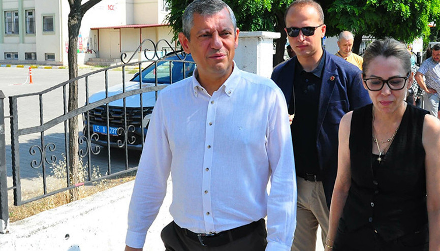 Ferdi Zeyrek’in kızı sınava Özgür Özel ile geldi