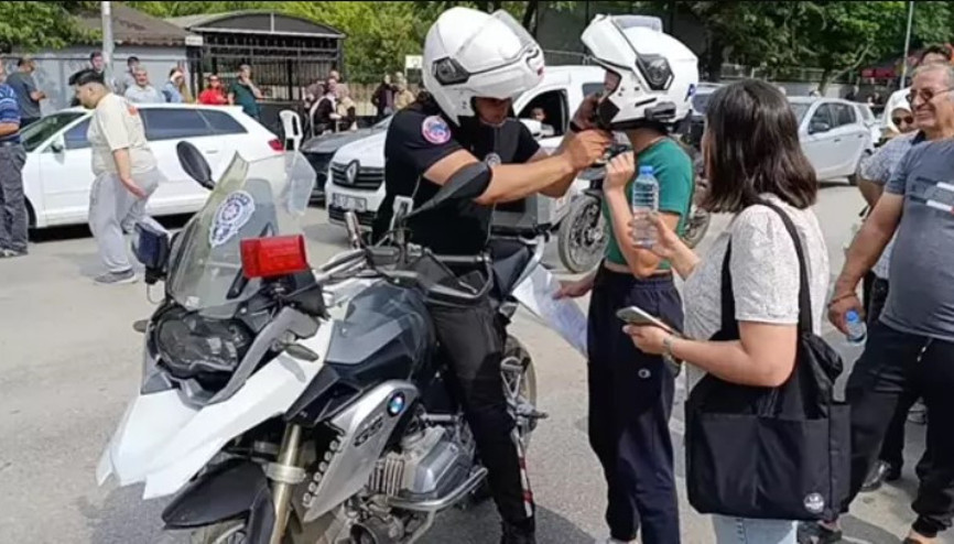 Kimliğini düşüren gencin imdadına yunus polisler yetişti