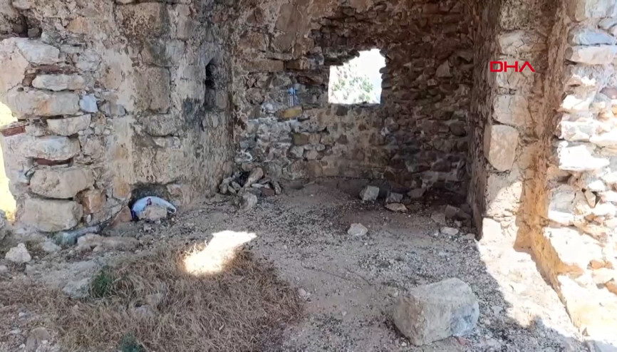 Tarihi kilisenin taşlarını söküp, bölgede mangal yapmışlar