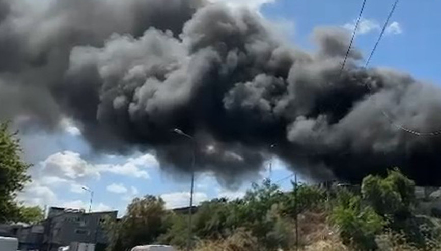 Gaziosmanpaşada korkutan yangın Dumanlar gökyüzünü kapladı