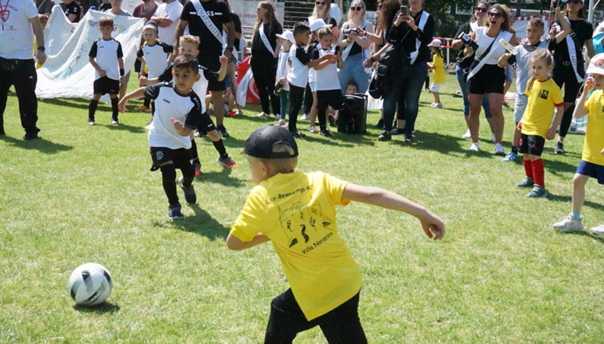 Anaokulu çocukları yeşil sahalara renk kattılar