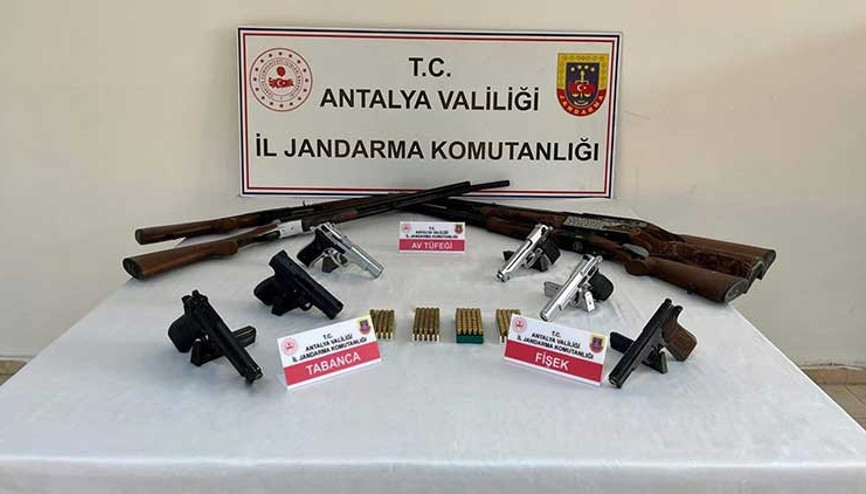 Antalya’da jandarmadan kaçak silah operasyonu