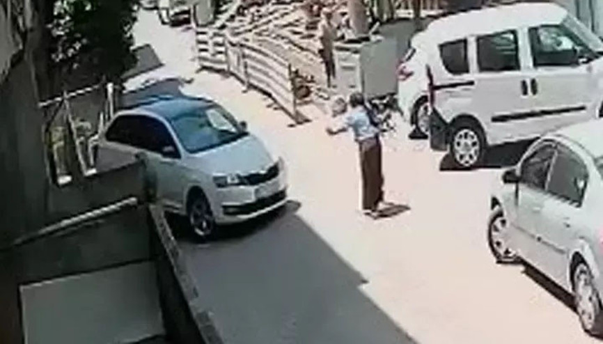 Yoldan geçen adamdan yardım isteyip aracının anahtarını verdi; hayatının şokunu yaşadı Yoldan geçen adamdan yardım isteyip aracının anahtarını verdi; hayatının şokunu yaşadı