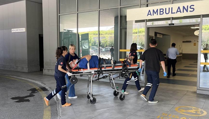 Kocaelide otomobil ağaca çarptı; sürücü ile eşi yaralı