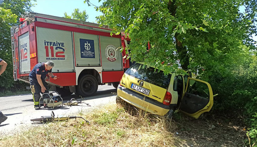 Kocaelide ağaca çarpan otomobildeki yaşlı kadın öldü, eşi yaralandı