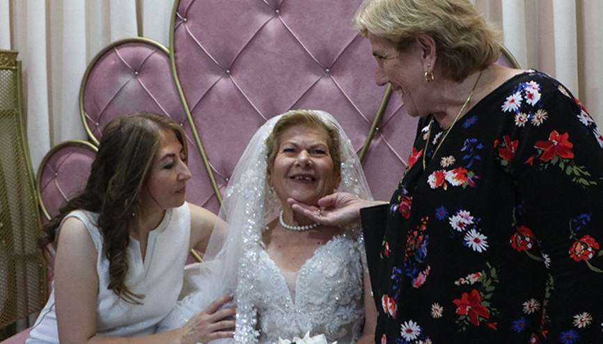 Sevdiği adama açılamayınca hiç evlenmemişti | Damatsız düğün yapan Sümbül Teyzenin cansız bedeni bulundu Sevdiği adama açılamayınca hiç evlenmemişti | Damatsız düğün yapan Sümbül Teyzenin cansız bedeni bulundu