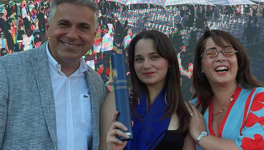 Ünlü oyuncunun kızı mezun oldu Üç dört kelimeyi yan yana getirip çılgınca alkışlandığınız günden bugüne