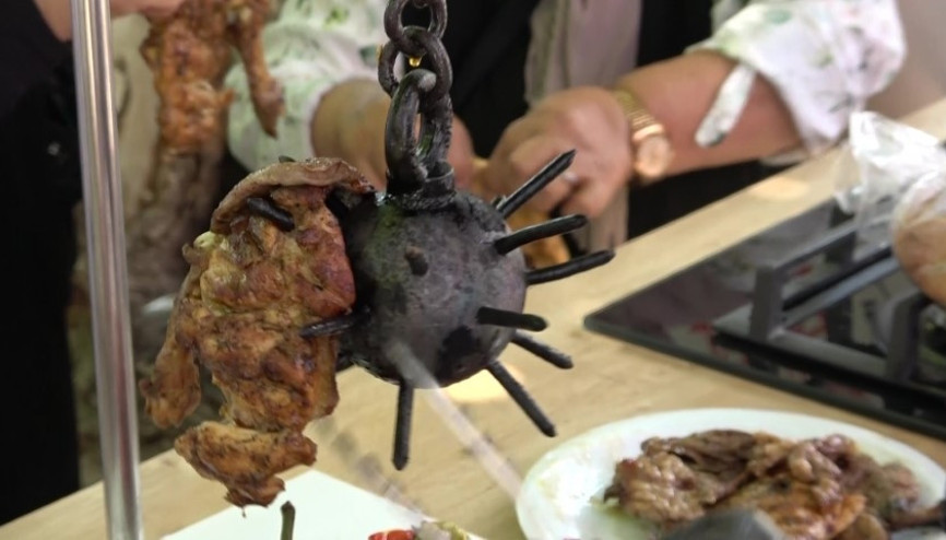500 derece ısıtılan topuzda pişen kebabı gören şaşırıyor 500 derece ısıtılan topuzda pişen kebabı gören şaşırıyor