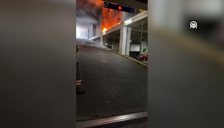 Başakşehirde alışveriş merkezinde çıkan yangın söndürüldü