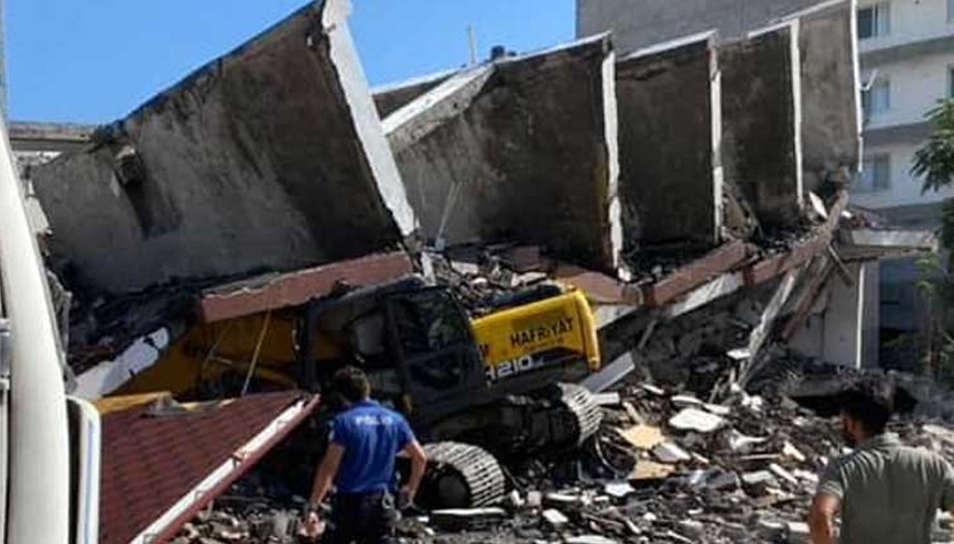 Yıkım sırasında 7 katlı bina devrildi: İş makinesi altında kaldı