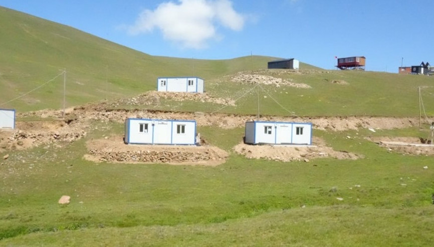 Doğa harikasında talan var: Bir gecede kaçak konteyner kondurdular... Çiftçi savaş açtı: Onlardan korkmuyorum