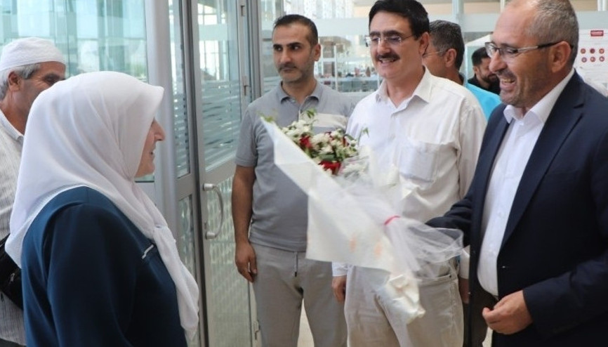 Yurda dönüş yaptılar... Havalimanında çiçeklerle karşılandılar