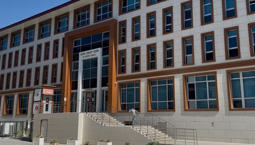 Yalovada korkunç olay Tartıştığı arkadaşını boğazını keserek öldürdü