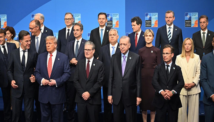 Cumhurbaşkanı Erdoğan, NATO Devlet ve Hükümet Başkanları Zirvesi’nde aile fotoğrafı çekimine katıldı