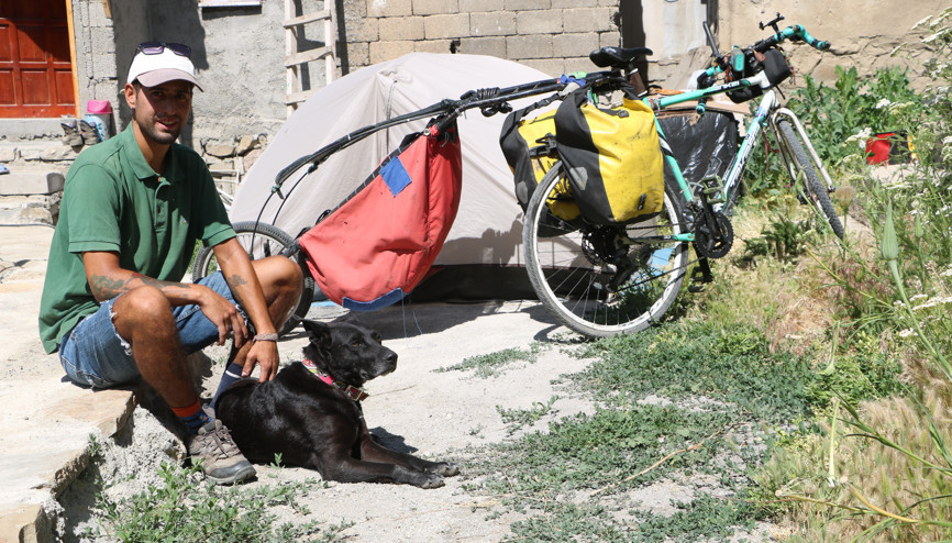 Şiliden bisikletle yola çıkıp köpeğiyle 80 ülke gezdi Şiliden bisikletle yola çıkıp köpeğiyle 80 ülke gezdi