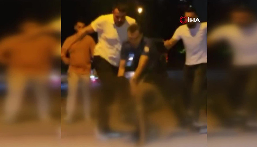 İstanbulda sokakta çıplak gezen Afrikalıya vatandaşlardan tekme tokat dayak