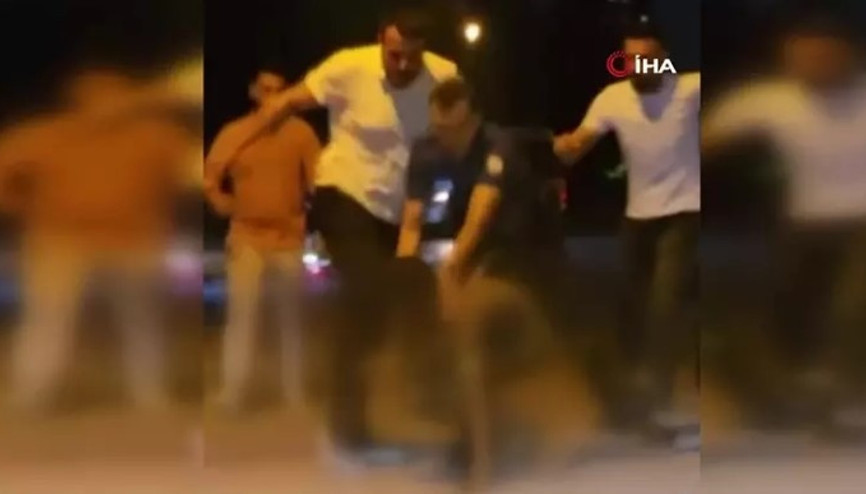 Esenyurt’ta sokakta çıplak yürüyen Afrikalı önce dövüldü, sonra polise teslim edildi