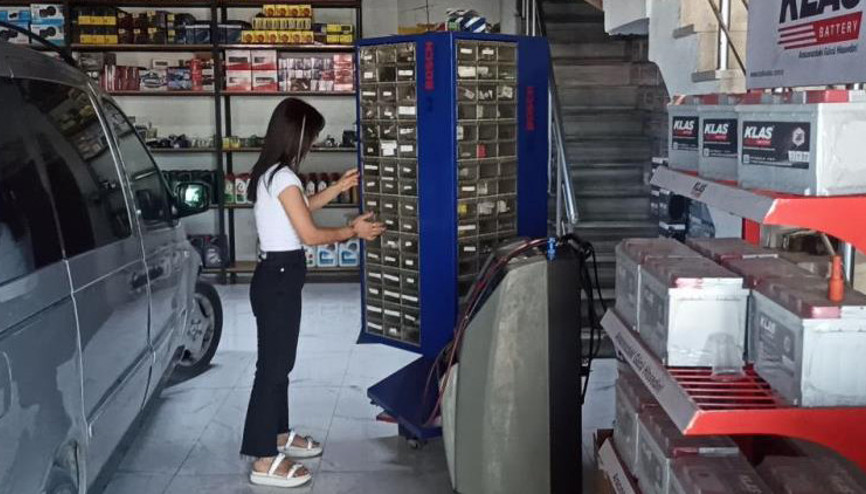 Hem araba tamir ediyor hem çocuğunu büyütüyor 13 yıldır çalışıyor