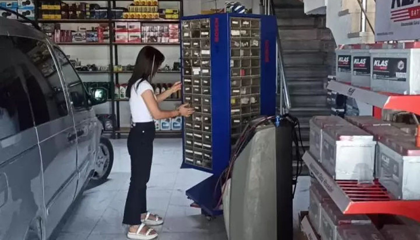 Hem araba tamir ediyor hem çocuğunu büyütüyor 13 yıldır çalışıyor