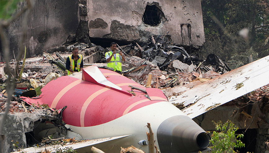 Hindistanda düşen uçağın kara kutuları inceleniyor: İlk veriler elde edildi