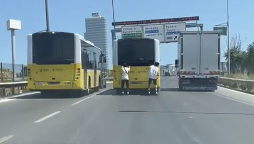 İstanbul - Kartalda patenli gençlerin tehlikeli yolculuğu kamerada İstanbul - Kartalda patenli gençlerin tehlikeli yolculuğu kamerada