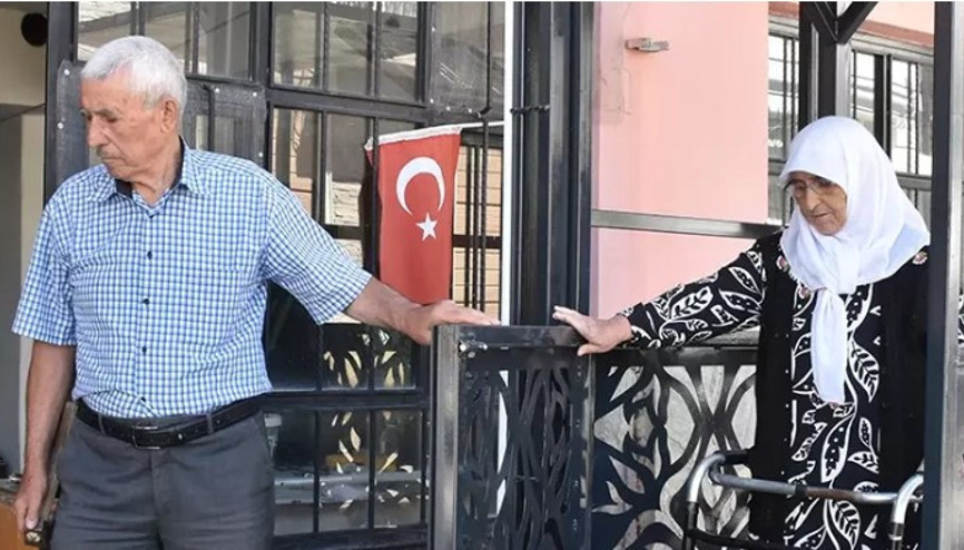Böbrek hastası 51 yıllık eşi için üç katlı binanın dışına asansör yaptırdı