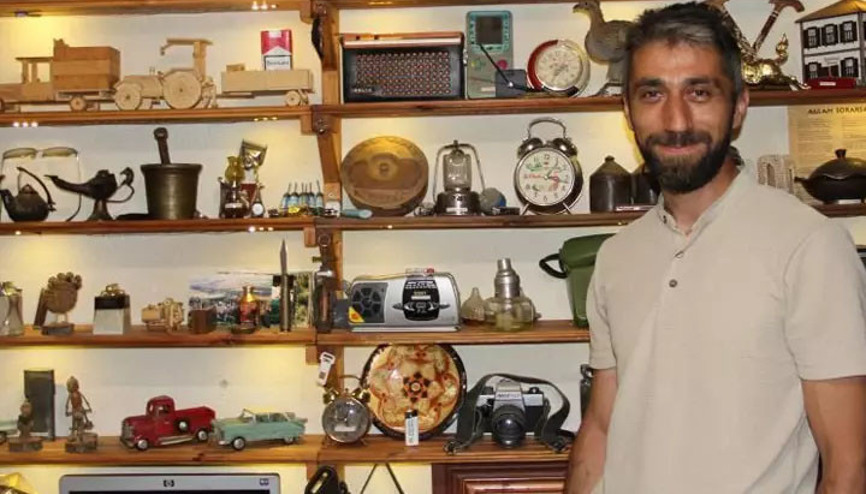 Hatıralarla başlayan antika merakıyla babasından kalan dükkanı müzeye dönüştürdü