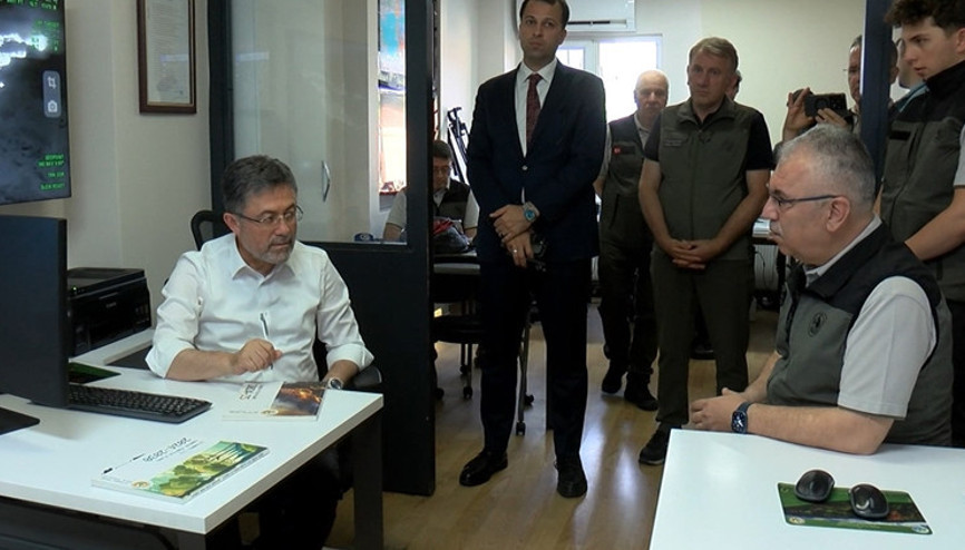 Son dakika... Bakan Yumaklı: Bilecik-Sakarya sınırındaki yangın devam ediyor, ekiplerimiz mücadele halinde