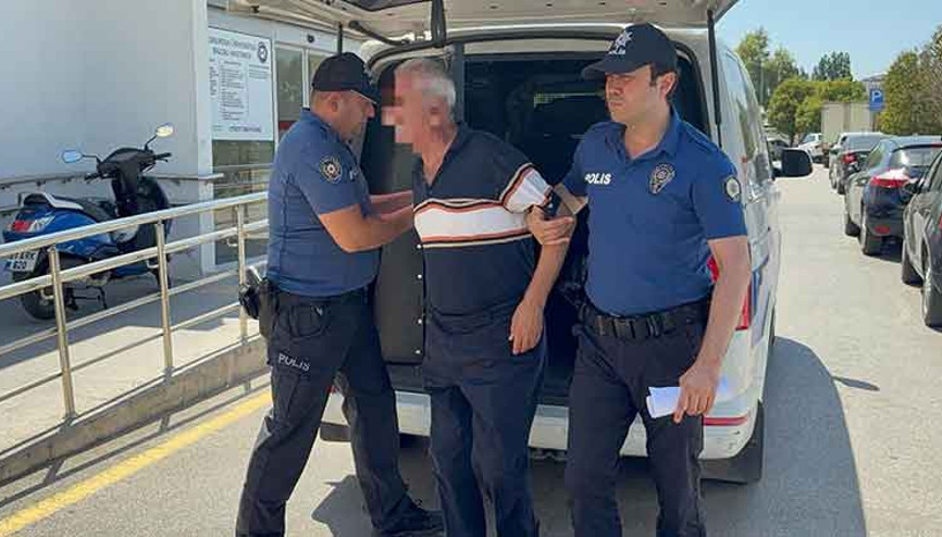 Halk otobüsünde etek altı fotoğraf çektiği iddia edilen emekli hakime gözaltı