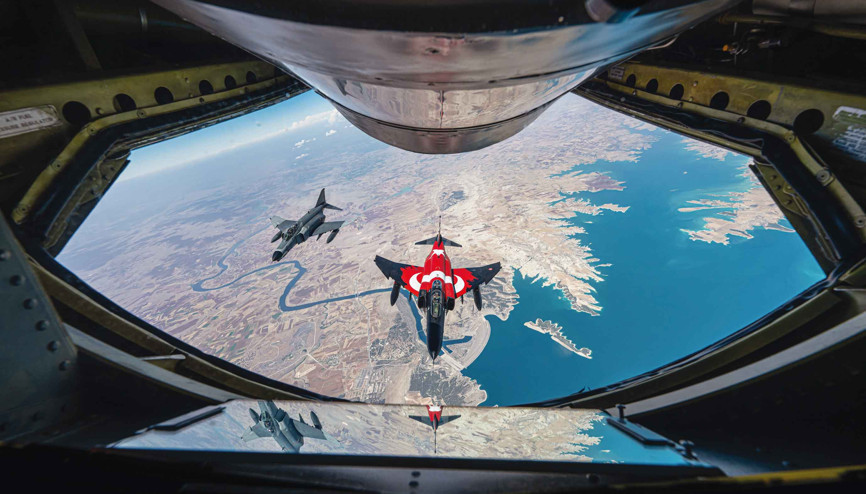 ‘Asenalar’dan 26 bin feet’te yakıt ikmali ‘Asenalar’dan 26 bin feet’te yakıt ikmali