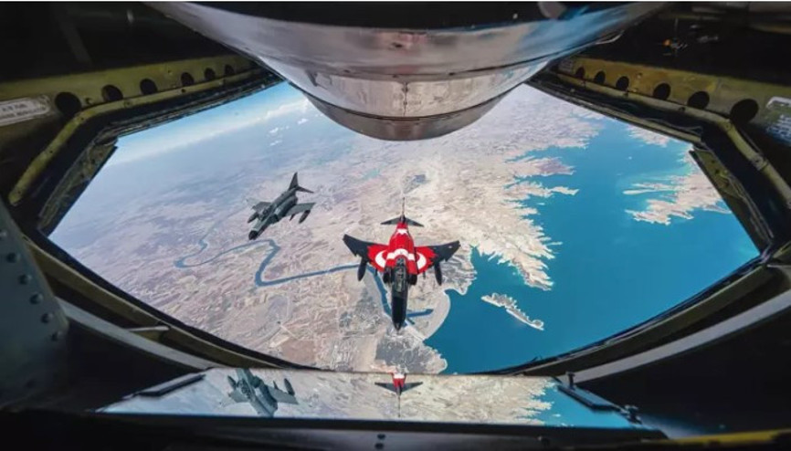 ‘Asenalar’dan 26 bin feet’te yakıt ikmali ‘Asenalar’dan 26 bin feet’te yakıt ikmali