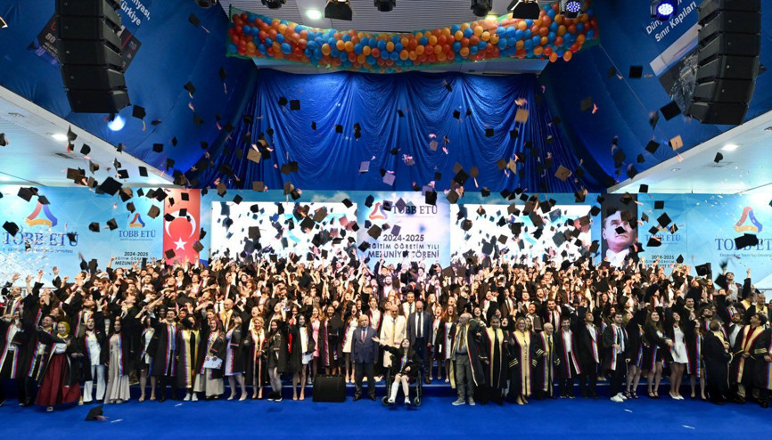 TOBB ETÜ Tıp mezuniyetinde ilginç ayrıntı... 20 tıpçı arasında tek erkek TOBB ETÜ Tıp mezuniyetinde ilginç ayrıntı... 20 tıpçı arasında tek erkek