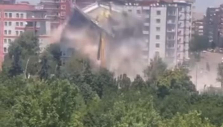Kontrollü yıkım sırasında 8 katlı bina çöktü